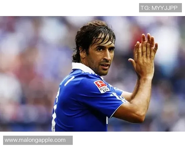 高清展现足球球星赛场奔跑瞬间激烈拼抢动感十足精彩画面