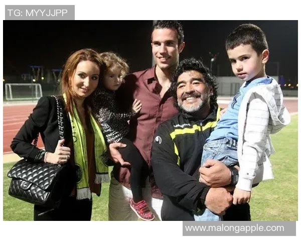 足球巨星携全家温馨合影展现幸福时刻与家庭的力量 足球巨星携全家温馨合影展现幸福时刻与家庭的力量